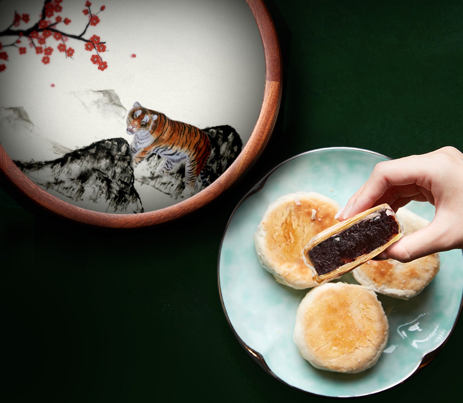 Prestige Mooncake Set with hand embroidered cherrywood fortune box 豪華月餅禮盒連手工刺繡櫻桃木攢盒